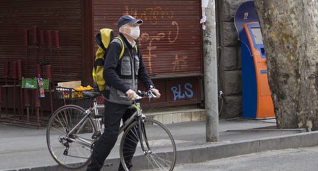 A man wearing a face mask. Photo by Inna Kukudjanova for the "Caucasian Knot" A man wearing a face mask. Photo by Inna Kukudjanova for the "Caucasian Knot"