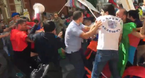 A scuffle of natives of Azerbaijan with those of Armenia in London on July 17, 2020. Screenshot of the video published on Twitter https://twitter.com/AlexKokcharov/status/1284132590971224072 A scuffle of natives of Azerbaijan with those of Armenia in London on July 17, 2020. Screenshot of the video published on Twitter https://twitter.com/AlexKokcharov/status/1284132590971224072
