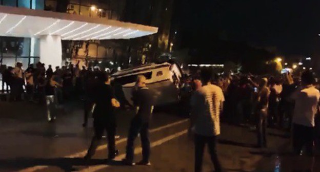 Clashes in Baku at night on July 15, 2020. Screenshot: https://www.facebook.com/polisazerbaycan/videos/332426507765677/?v=332426507765677 Clashes in Baku at night on July 15, 2020. Screenshot: https://www.facebook.com/polisazerbaycan/videos/332426507765677/?v=332426507765677