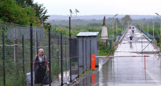 "Ingur" border checkpoint between Georgia and Abkhazia. Photo: Voice of America https://ru.wikinews.org/wiki/В_Абхазии_планируют_ограничить_право_свободного_передвижения_для_этнических_грузин#/media/Файл:Russian_military_post_at_the_administrative_boundary_line_of_Abkhazia,_2016.jpg "Ingur" border checkpoint between Georgia and Abkhazia. Photo: Voice of America https://ru.wikinews.org/wiki/В_Абхазии_планируют_ограничить_право_свободного_передвижения_для_этнических_грузин#/media/Файл:Russian_military_post_at_the_administrative_boundary_line_of_Abkhazia,_2016.jpg