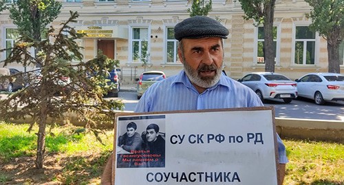 Murtazali Gasanguseinov holds solo picket. Photo by Ilyas Kapiev for the Caucasian Knot Murtazali Gasanguseinov holds solo picket. Photo by Ilyas Kapiev for the Caucasian Knot