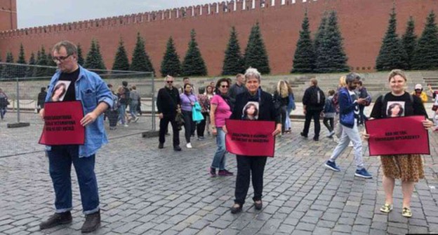Participants of solo pickets dedicated to 10th anniversary of the Natalia Estemirova's murder, Moscow, July 15, 2019. Screenshot from video posted by novayagazeta at https://www.youtube.com/watch?v=tAjuUTq8GCE Participants of solo pickets dedicated to 10th anniversary of the Natalia Estemirova's murder, Moscow, July 15, 2019. Screenshot from video posted by novayagazeta at https://www.youtube.com/watch?v=tAjuUTq8GCE