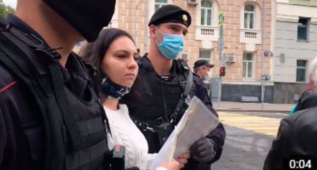 Police detain an activist who took part in a rally in support of Mordasov and Sidorov in Moscow. Screenshot: https://www.svoboda.org/a/30742886.html) Police detain an activist who took part in a rally in support of Mordasov and Sidorov in Moscow. Screenshot: https://www.svoboda.org/a/30742886.html)