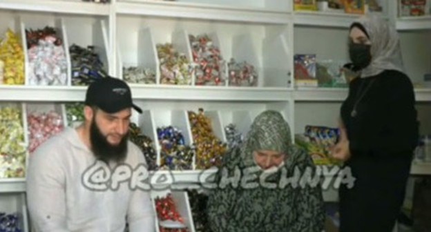 The mother and sister of Mamikhan Umarov, who live in Argun. Screenshot of the video https://www.instagram.com/p/CDHfILhl708/ The mother and sister of Mamikhan Umarov, who live in Argun. Screenshot of the video https://www.instagram.com/p/CDHfILhl708/