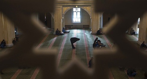 Believers praying in the "Heart of Chechnya" Mosque in Grozny. Photo REUTERS/Maxim Shemetov Believers praying in the "Heart of Chechnya" Mosque in Grozny. Photo REUTERS/Maxim Shemetov