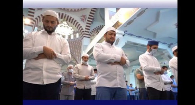 A collective namaz (prayer) on occasion of Eid al-Adha. Screenshot of the video https://www.instagram.com/p/CDS4w4ppSOD/ A collective namaz (prayer) on occasion of Eid al-Adha. Screenshot of the video https://www.instagram.com/p/CDS4w4ppSOD/