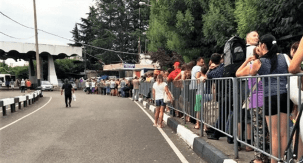 People staying in line at the border between Russia and Abkhazia, 2018. Photo: Elena Sineok, Yuga.ru People staying in line at the border between Russia and Abkhazia, 2018. Photo: Elena Sineok, Yuga.ru