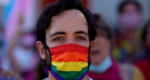 A man in a mask. Photo: REUTERS/Juan Medina A man in a mask. Photo: REUTERS/Juan Medina