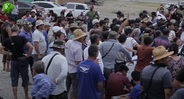 Azerbaijanis staying in Kullar camp. Screenshot from the video posted by the Caucasian Knot: https://www.youtube.com/watch?time_continue=133&v=FvC3Fw73mK4&feature=emb_logo Azerbaijanis staying in Kullar camp. Screenshot from the video posted by the Caucasian Knot: https://www.youtube.com/watch?time_continue=133&v=FvC3Fw73mK4&feature=emb_logo