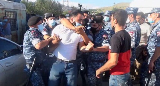 Police detain an activist. Screenshot from the Caucasian Knot video: https://www.youtube.com/watch?v=6j0Uh0opW58&feature=youtu.be Police detain an activist. Screenshot from the Caucasian Knot video: https://www.youtube.com/watch?v=6j0Uh0opW58&feature=youtu.be