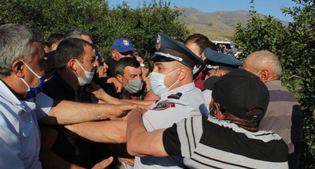 Activists protesting against development of the Amulsar deposit and policemen, August 4, 2020. Photo by Tigran Petrosyan for the Caucasian Knot Activists protesting against development of the Amulsar deposit and policemen, August 4, 2020. Photo by Tigran Petrosyan for the Caucasian Knot