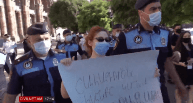 Protest action against development of the Amulsar deposit, August 6, 2020. Screenshot: https://www.facebook.com/CivilNet.TV/videos/582832362386994/ Protest action against development of the Amulsar deposit, August 6, 2020. Screenshot: https://www.facebook.com/CivilNet.TV/videos/582832362386994/