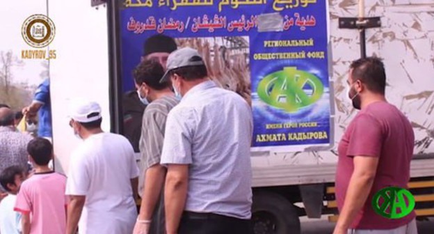 Distribution of sacrificial animals to residents of Mecca on the occasion of the Eid al-Adha holiday. Screenshot of the video on Ramzan Kadyrov's page on VKontakte https://vk.com/ramzan?w=wall279938622_513271 Distribution of sacrificial animals to residents of Mecca on the occasion of the Eid al-Adha holiday. Screenshot of the video on Ramzan Kadyrov's page on VKontakte https://vk.com/ramzan?w=wall279938622_513271