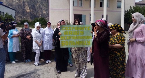 Medical workers at a protest action in Shamilkala. Photo by Murad Muradov for the "Caucasian Knot" Medical workers at a protest action in Shamilkala. Photo by Murad Muradov for the "Caucasian Knot"