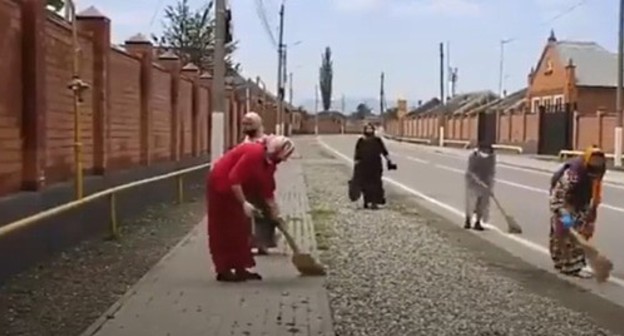 A subbotnik (voluntary clean-up work day) in Chechnya. Screenshot of the video at the "Шалинское телевидение" YouTube channel https://www.youtube.com/watch?time_continue=18&v=0PvsR5dMrZ4&feature=emb_logo A subbotnik (voluntary clean-up work day) in Chechnya. Screenshot of the video at the "Шалинское телевидение" YouTube channel https://www.youtube.com/watch?time_continue=18&v=0PvsR5dMrZ4&feature=emb_logo