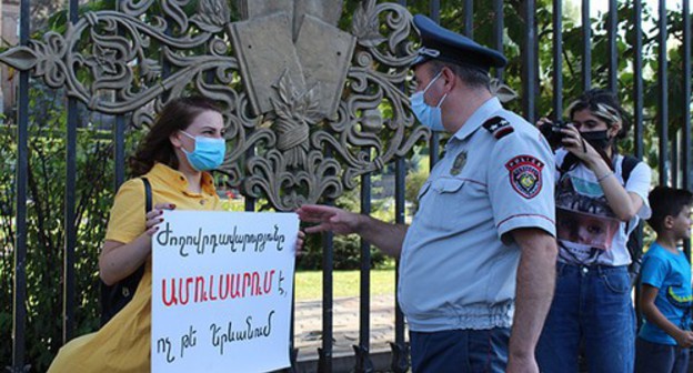 A rally to support residents of Jermuk. The poster reads, "Democracy is in Jermuk, not in Yerevan." Yerevan, August 10, 2020. Photo by Tigran Petrosyan for the "Caucasian Knot" A rally to support residents of Jermuk. The poster reads, "Democracy is in Jermuk, not in Yerevan." Yerevan, August 10, 2020. Photo by Tigran Petrosyan for the "Caucasian Knot"