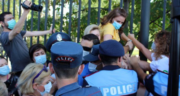 The detention of the participants of a protest action in support of Jermuk residents on August 9. Photo by Tigran Petrosyan for the "Caucasian Knot" The detention of the participants of a protest action in support of Jermuk residents on August 9. Photo by Tigran Petrosyan for the "Caucasian Knot"