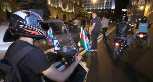 A spontaneous rally in support of the Azerbaijani army held on July 14, 2020. Photo by Aziz Karimov for the "Caucasian Knot" A spontaneous rally in support of the Azerbaijani army held on July 14, 2020. Photo by Aziz Karimov for the "Caucasian Knot"