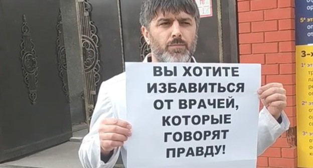 Salim Khalitov at a picket in Makhachkala. Screenshot of the video by the "Caucasian Knot" Salim Khalitov at a picket in Makhachkala. Screenshot of the video by the "Caucasian Knot"