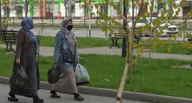 Women wearing face masks in the streets of Grozny. Photo: REUTERS/Ramzan Musaev Women wearing face masks in the streets of Grozny. Photo: REUTERS/Ramzan Musaev
