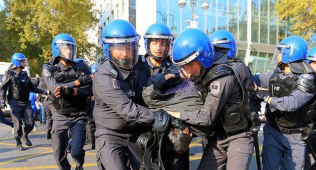 The police detains an activist. Photo by Aziz Karimov for the "Caucasian Knot" The police detains an activist. Photo by Aziz Karimov for the "Caucasian Knot"