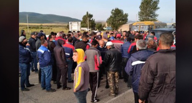 Activists on protest against mine explosions block road to Yerevan, August 18, 2020. Screeshot: https://web.facebook.com/photo/?fbid=2403184299985220&set=pcb.2403184549985195 Activists on protest against mine explosions block road to Yerevan, August 18, 2020. Screeshot: https://web.facebook.com/photo/?fbid=2403184299985220&set=pcb.2403184549985195