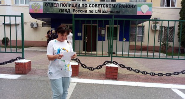 Elena Barzukaeva at a police station in Makhachkala, August 21, 2020. Photo by Rasul Magomedov for the Caucasian Knot Elena Barzukaeva at a police station in Makhachkala, August 21, 2020. Photo by Rasul Magomedov for the Caucasian Knot