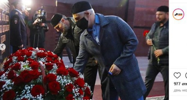 Сeremony of laying flowers at Akhmat Kadyrov's monument. Screenshot https://www.instagram.com/p/CEOitPhpjmn/ Сeremony of laying flowers at Akhmat Kadyrov's monument. Screenshot https://www.instagram.com/p/CEOitPhpjmn/