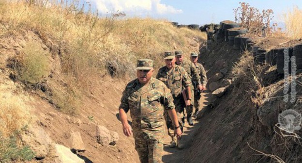 Monitor compliance on the part of the 5th fighting connections of a military unit N in combat positions of Armenia. Photo by the press service of the Armenian Ministry of Defence Monitor compliance on the part of the 5th fighting connections of a military unit N in combat positions of Armenia. Photo by the press service of the Armenian Ministry of Defence