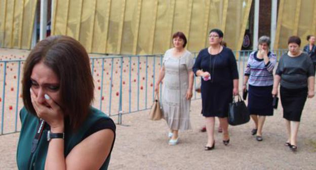 People leaving the gym of the Beslan school. Photo by Alan Tskhurbaev for the Caucasian Knot People leaving the gym of the Beslan school. Photo by Alan Tskhurbaev for the Caucasian Knot