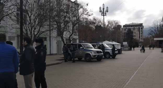 Activists and policemen after checking the reconstruction work quality in a square in Makhachkala. Screenshot from the video posted by the Caucasian Knot Activists and policemen after checking the reconstruction work quality in a square in Makhachkala. Screenshot from the video posted by the Caucasian Knot