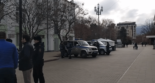 Activists and policemen after checking the reconstruction work quality in a square in Makhachkala. Screenshot from the video posted by the Caucasian Knot Activists and policemen after checking the reconstruction work quality in a square in Makhachkala. Screenshot from the video posted by the Caucasian Knot