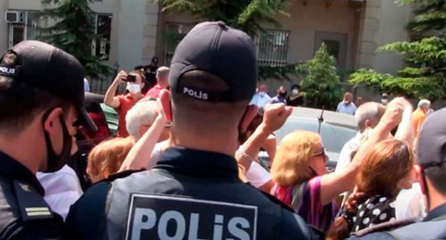 Participants of a spontaneous rally in support of Tofig Yagublu held in Baku on September 3, 2020. Screenshot of the video by the "Caucasian Knot" https://www.youtube.com/watch?v=PM_Qf7UCckg&feature=emb_logo Participants of a spontaneous rally in support of Tofig Yagublu held in Baku on September 3, 2020. Screenshot of the video by the "Caucasian Knot" https://www.youtube.com/watch?v=PM_Qf7UCckg&feature=emb_logo