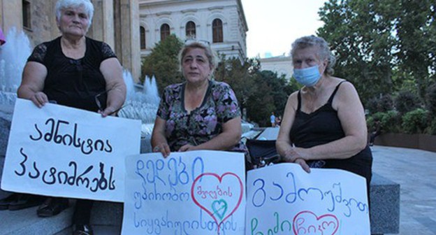 Women hold a hunger strike demanding a large-scale amnesty for prisoners in Georgia. Photo by Inna Kukudzhanova for the Caucasian Knot Women hold a hunger strike demanding a large-scale amnesty for prisoners in Georgia. Photo by Inna Kukudzhanova for the Caucasian Knot