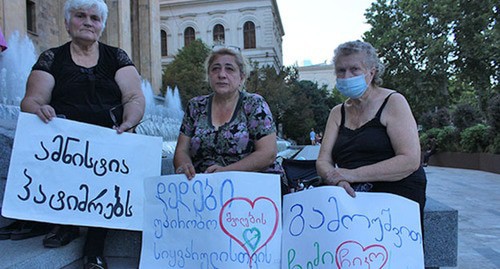 Women hold a hunger strike demanding a large-scale amnesty for prisoners in Georgia. Photo by Inna Kukudzhanova for the Caucasian Knot Women hold a hunger strike demanding a large-scale amnesty for prisoners in Georgia. Photo by Inna Kukudzhanova for the Caucasian Knot