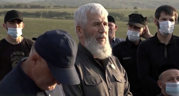 A gathering in Akhmat-Yurt, a native village of Ramzan Kadyrov. Screenshot: https://newsvideo.su/video/13465859 A gathering in Akhmat-Yurt, a native village of Ramzan Kadyrov. Screenshot: https://newsvideo.su/video/13465859