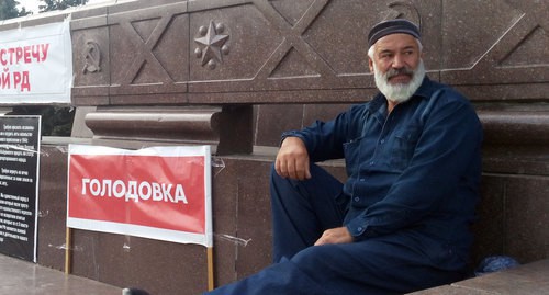 Bektemir Salikhov, a Kumyk activist, announced an endless hunger strike, demanding a meeting with the head of Dagestan, September 18, 2020. Photo by Rasul Magomedov for the Caucasian Knot Bektemir Salikhov, a Kumyk activist, announced an endless hunger strike, demanding a meeting with the head of Dagestan, September 18, 2020. Photo by Rasul Magomedov for the Caucasian Knot