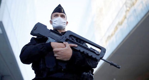 Policeman in a protective mask, Paris, France, September 2, 2020. Photo: REUTERS/Christian Hartmann Policeman in a protective mask, Paris, France, September 2, 2020. Photo: REUTERS/Christian Hartmann