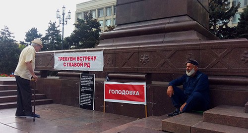 Bektemir Salikhov, a Kumyk activist, announced an endless hunger strike, demanding a meeting with the head of Dagestan, September 18, 2020. Photo by Rasul Magomedov for the Caucasian Knot Bektemir Salikhov, a Kumyk activist, announced an endless hunger strike, demanding a meeting with the head of Dagestan, September 18, 2020. Photo by Rasul Magomedov for the Caucasian Knot