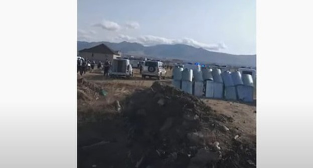 Clashes with policemen in the Makhachkala district. Screenshot of the video https://vk.com/golos_dagestan?w=wall-74219800_761993 Clashes with policemen in the Makhachkala district. Screenshot of the video https://vk.com/golos_dagestan?w=wall-74219800_761993