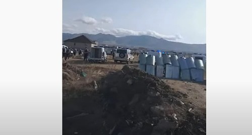 Clashes with policemen in the Makhachkala district. Screenshot of the video https://vk.com/golos_dagestan?w=wall-74219800_761993 Clashes with policemen in the Makhachkala district. Screenshot of the video https://vk.com/golos_dagestan?w=wall-74219800_761993