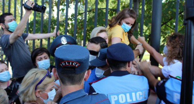 The detention of participants of a protest action in support of the residents of the city of Jermuk on August 10. Photo by Tigran Petrosyan for the "Caucasian Knot" The detention of participants of a protest action in support of the residents of the city of Jermuk on August 10. Photo by Tigran Petrosyan for the "Caucasian Knot"