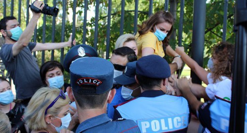The detention of participants of a protest action in support of the residents of the city of Jermuk on August 10. Photo by Tigran Petrosyan for the "Caucasian Knot" The detention of participants of a protest action in support of the residents of the city of Jermuk on August 10. Photo by Tigran Petrosyan for the "Caucasian Knot"