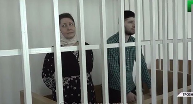 Lizan Isakova and her son Khazbulat in the courtroom. Screenshot of the video by groznytv https://www.instagram.com/p/CFiD1hIpykr/ Lizan Isakova and her son Khazbulat in the courtroom. Screenshot of the video by groznytv https://www.instagram.com/p/CFiD1hIpykr/