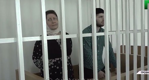 Lizan Isakova and her son Khazbulat in the courtroom. Screenshot of the video by groznytv https://www.instagram.com/p/CFiD1hIpykr/ Lizan Isakova and her son Khazbulat in the courtroom. Screenshot of the video by groznytv https://www.instagram.com/p/CFiD1hIpykr/
