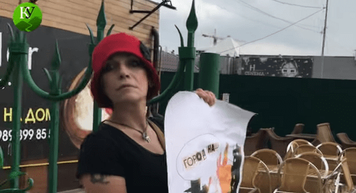 Svetlana Anokhina at a solo picket in Makhachkala. Screenshot of the video by the "Caucasian Knot" Svetlana Anokhina at a solo picket in Makhachkala. Screenshot of the video by the "Caucasian Knot"