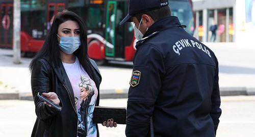 A law enforcer checks the documents of a woman in Baku. Photo by Aziz Karimov for the "Caucasian Knot" A law enforcer checks the documents of a woman in Baku. Photo by Aziz Karimov for the "Caucasian Knot"