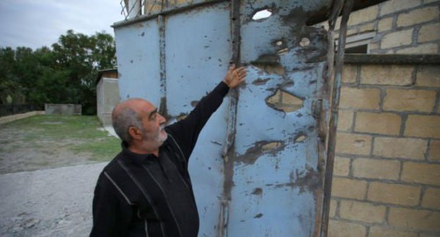 Resident of Azerbaijani village shows traces of shelling attacks. Photo by Aziz Karimov for the Caucasian Knot Resident of Azerbaijani village shows traces of shelling attacks. Photo by Aziz Karimov for the Caucasian Knot
