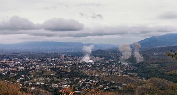Smoke at the site of the hostilities in Stepanakert. Nagorno-Karabakh, October 4, 2020. Photo: REUTERS/Stringer Smoke at the site of the hostilities in Stepanakert. Nagorno-Karabakh, October 4, 2020. Photo: REUTERS/Stringer