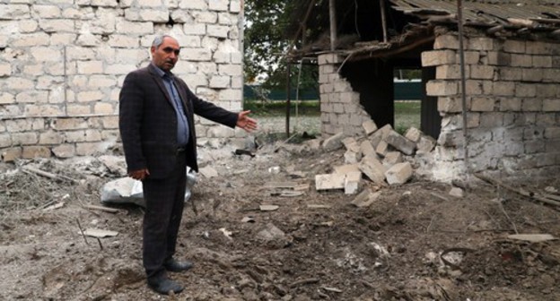 A resident of the village shows the area hit by a shell. Photo by Aziz Karimov for the "Caucasian Knot" A resident of the village shows the area hit by a shell. Photo by Aziz Karimov for the "Caucasian Knot"